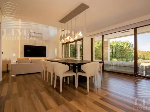 Casa 8 ambientes con 5 baños