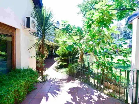 Casa en Venta con 4 cocheras