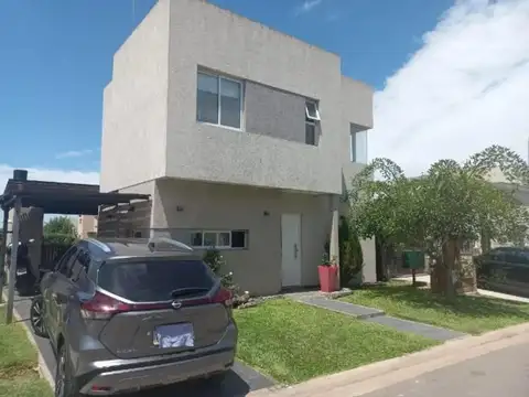 Casa en venta - 3 Dormitorios 2 Baños - Pilar