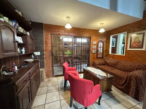 Casa 6 ambientes con 4 baños