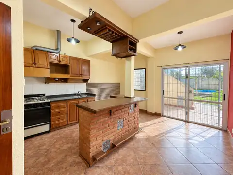 Casa de 3 ambientes con parque y 2 cocheras