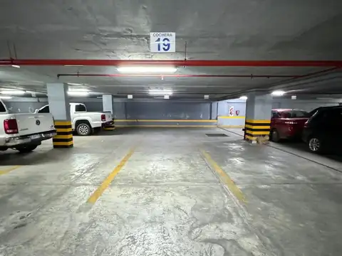 Amplia cochera en VENTA en Balcarce al 400, Barrio Norte, lista para escriturar