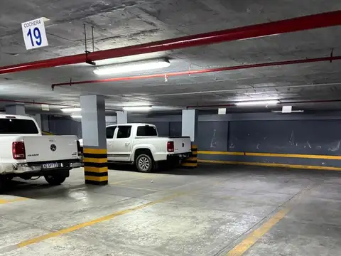 Amplia cochera en VENTA en Balcarce al 400, Barrio Norte, lista para escriturar