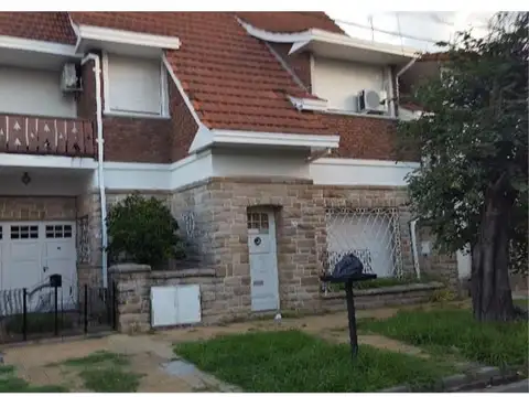 Excelente Casa P.H. P.Baja al fte., living comedor, cocina , comed. diario, baño, 2 dormts., patio, lavadero, cuartito