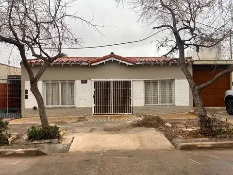 VENTA CASA 2 DORM RECICLADA CON COCHERA GODOY CRUZ