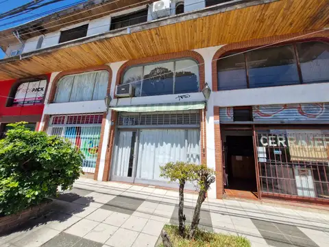 Local con entrepiso cerca Av. Fleming