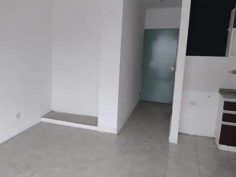 MONOAMBIENTE  SOBRE AVENIDA