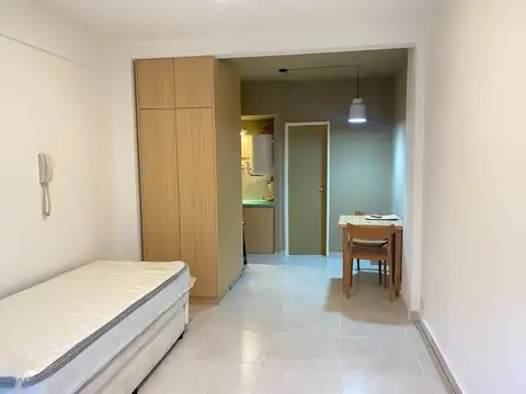 Alquiler Monoambiente con patio en Planta Baja.