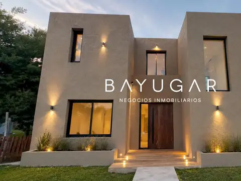 Casa en Venta con 4 cocheras