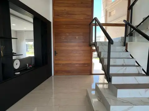 Casa 5 ambientes con 4 baños