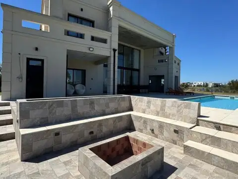 Casa en Venta con 5 cocheras