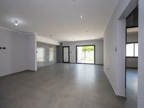 Casa a estrenar con patio verde en Guadalupe