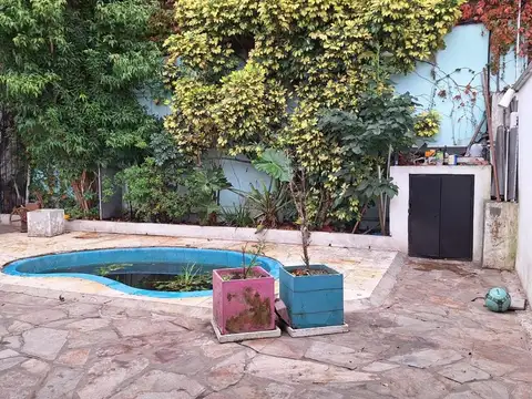 venta CASA 3 ambientes  quincho y patio - BERNAL