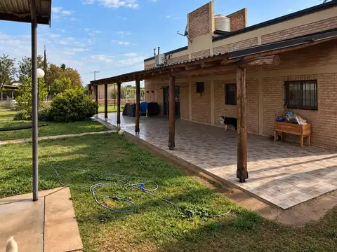 Venta Casa con Quincho, Piscina en San Rafael Mza.
