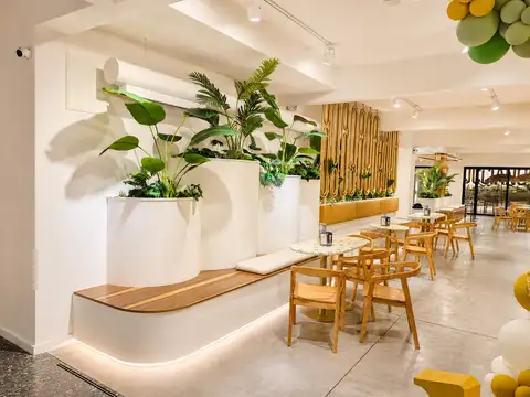 Excelente local super amplio en pleno centro comercial de VIlla del Parque, recién refaccionado