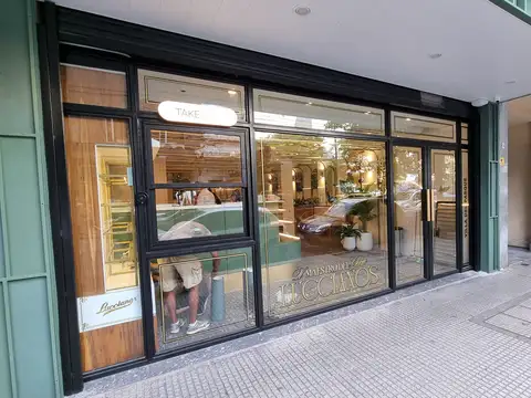 Excelente local super amplio en pleno centro comercial de VIlla del Parque, recién refaccionado