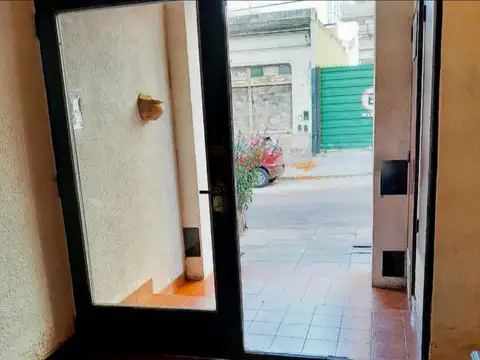 2 amb. en 1er piso a metros de Av. Maipú