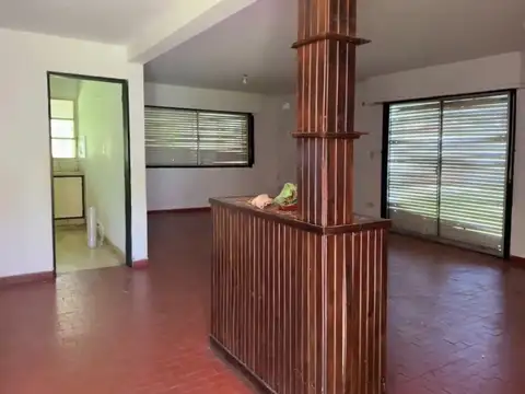 Casa 2 dormitorios con amplio parque