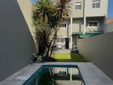 Triplex, en venta. Casa de 5 ambientes con garage pasante, parque y pileta