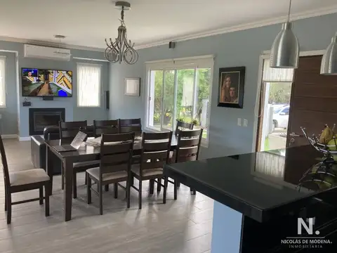 Casa 4 ambientes con 2 baños