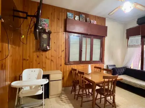 Casa 7 ambientes con 2 baños