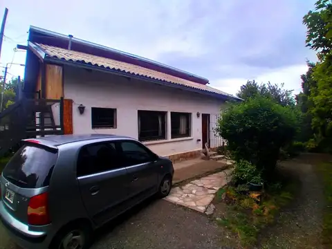 Casa con quincho y cabaña en melipal