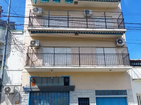 Departamento tipo casa de 3 Amb. c/patio tipo terraza al contra frente y balcon