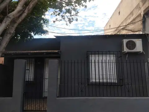 Casa - 2 dormitorios - Patio.