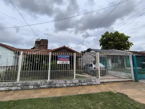 VENTA CASA 3 AMBIENTES CON ENTRADA DE AUTO PATIO PARRILLA