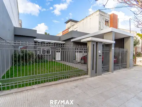 CASA  EN UNIVERSITARIO CON GRAN PATIO Y PILETA  