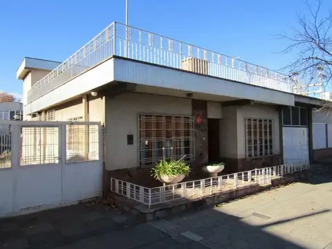 Casa en Venta con 5 cocheras