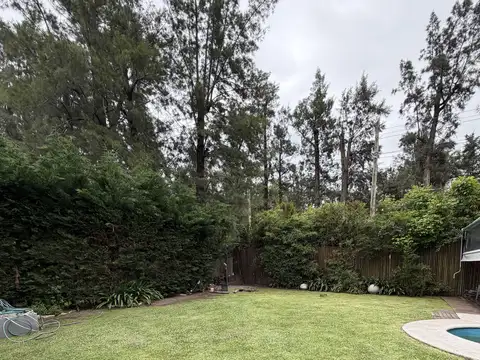 Casa en Alquiler con 3 cocheras