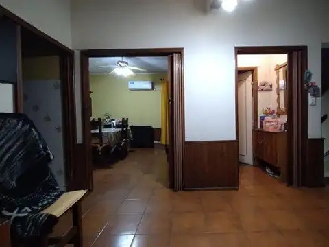 VENTA - CASA DE DOS DORMITORIOS EN PLANTA ALTA - BARRIO ALBERDI