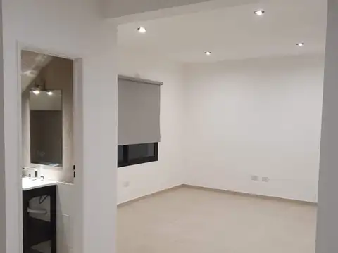 Casa en Alquiler con 2 cocheras