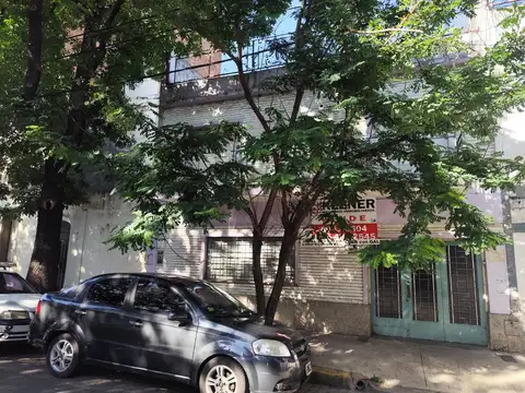 Galpón con vivienda en zona mayorista de Flores