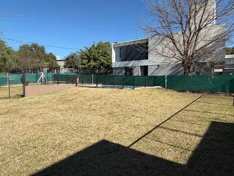 Casa en Alquiler con 2 cocheras
