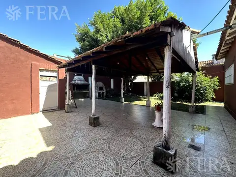 Venta casa 4 ambientes con jardín y fondo libre en Wilde