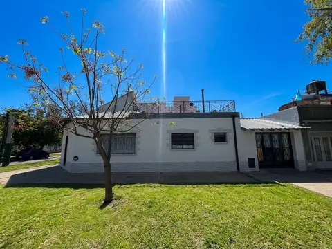 Casa 2 Dorm en Esquina con Patio y Cochera | Apto Crédito Banfield