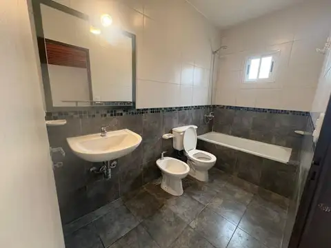 Hermoso Ph de 3 amb en 1° piso por escalera, con balcón al frente