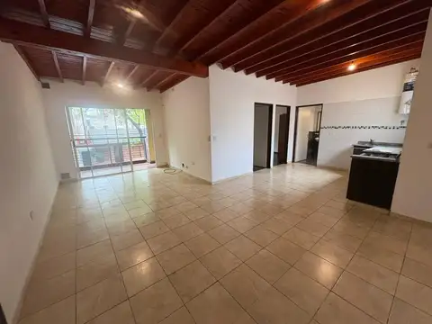 Hermoso Ph de 3 amb en 1° piso por escalera, con balcón al frente