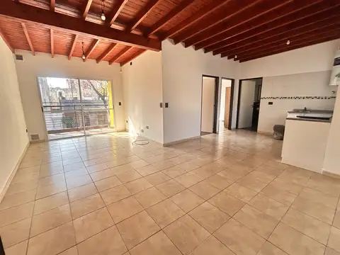 Hermoso Ph de 3 amb en 1° piso por escalera, con balcón al frente