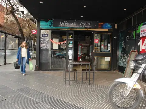 Local en esquina Av Cabildo e Ibera