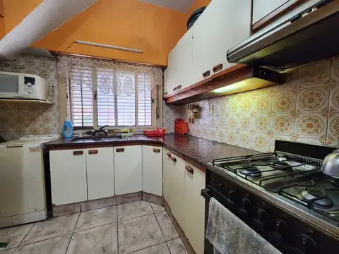 Casa 4 ambientes con 2 baños