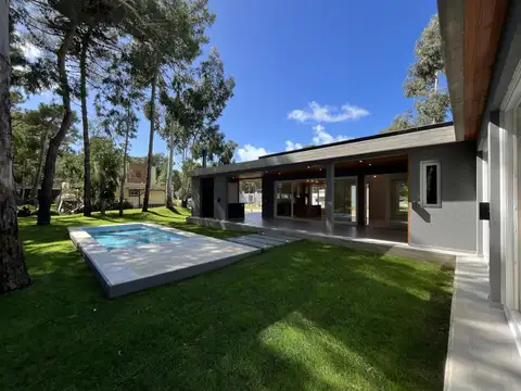 Casa a estrenar con piscina, playa y bosque. Pinamar