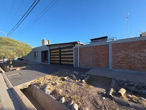 CASA EN B° CERRADO GUAYMALLÉN 4 DORMITORIOS