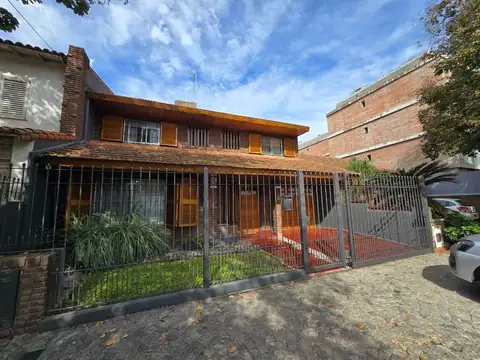 Casa en Venta con 2 cocheras