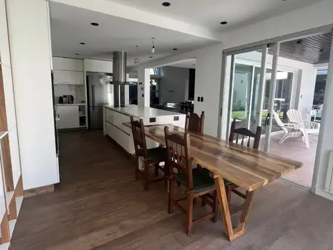 Casa 6 ambientes con 5 baños