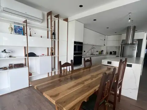 Casa en Venta con 3 cocheras