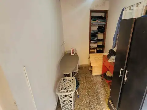 CASA MULTIFAMILIAR EN MORON C/COCHERA - 7 AMB Y FONDO