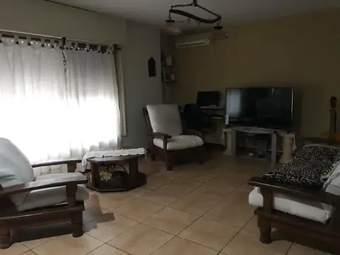 EN VENTA EN VILLA BOSCH CASA AMERICANA CERCA DE LA ESTACION F.C. URQUIZA - FICHA 7976